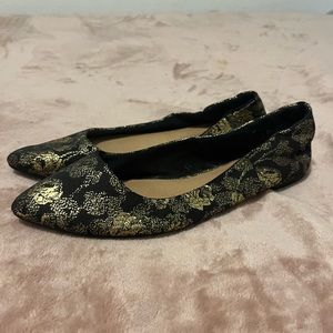 Black ballerinas flats with gold detail